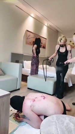 荷花会所四位S轮流如厕_赏黄金鞭打强制吃完在线视频插图3