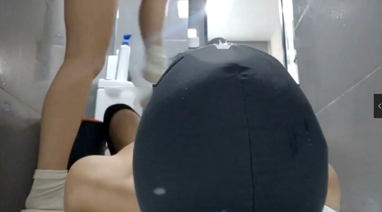 双S家中御用马桶双视角_超近距离欣赏M完食黄金在线视频插图2