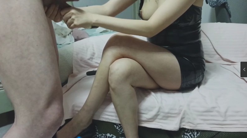同好自拍女主踢裆_手抓狗蛋扇肉棒耳光羞辱在线视频插图1