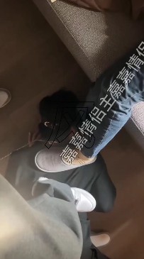 M跪床边给嘉嘉情侣主爱爱时舔脚侍奉_吞套套精液在线视频-字母网社区