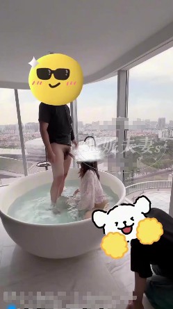 亚妮夫妻S顶楼训奴_侍奉沐浴爱爱口交将精液给M吃视频下载插图2