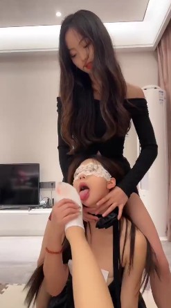 素人女王骑马摇晃强制舔脚_钻胯羞辱极品女奴在线视频插图2 素人女王骑马摇晃强制舔脚_钻胯羞辱极品女奴在线视频插图2