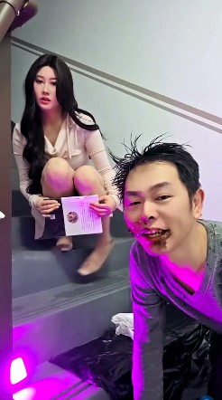 Models月焱女王楼道调教小骚货_黄金对嘴直拉完食视频下载插图1