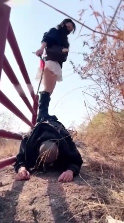 薇薇女王户外训野狗_鞭打耳光赏赐圣水口舌侍奉视频下载插图3