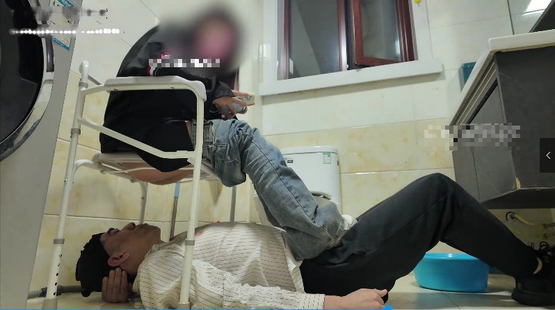 精神小妹最新调教超级大马桶_赏原味面包与黄金视频下载插图3