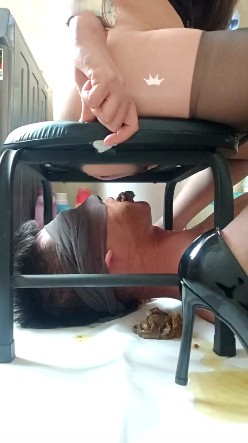 素人女王3分钟厕椅_对贱奴狗嘴拉黄金赏赐视频下载插图3