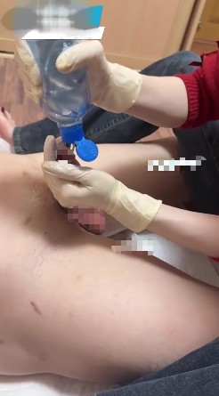 漓女王橡胶手套龟责_手抓狗蛋撸JB憋通红不给射在线视频插图1